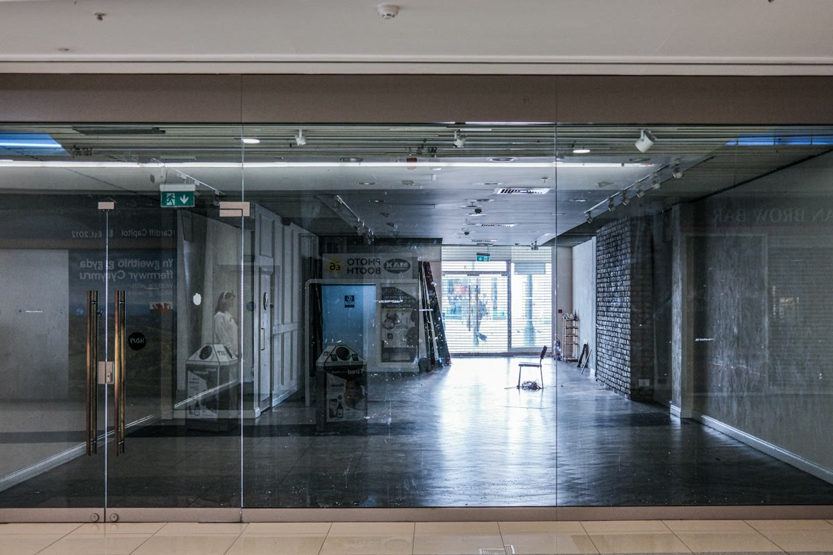 Une vitrine moderne aux portes vitrées, sans aucun client à l’intérieur